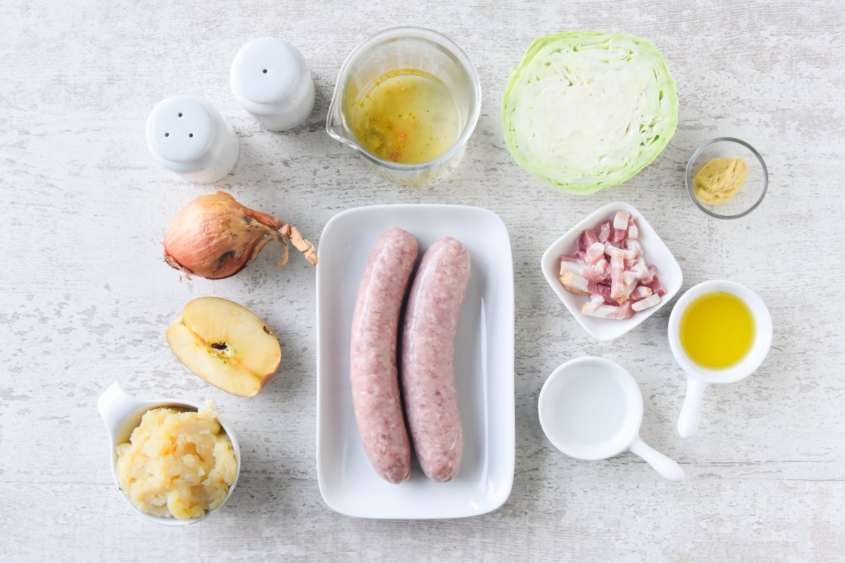 Ingredientes para preparar la salchicha bratwurst con chucrut