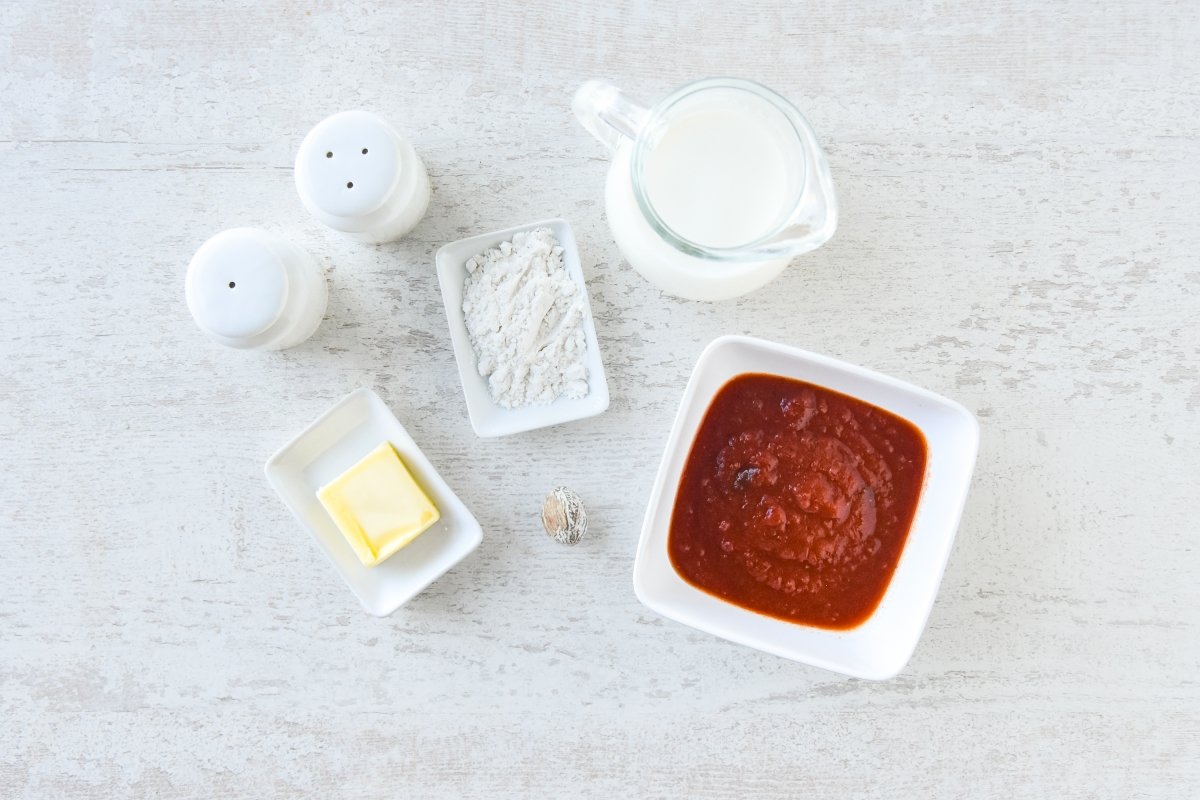 Ingredientes para preparar la salsa aurora