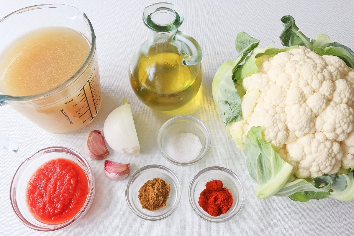 Ingredientes para preparar la sopa de coliflor con setas