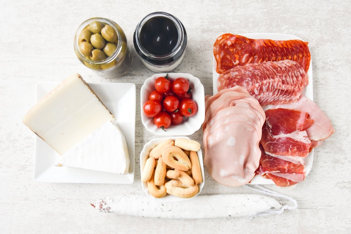 Ingredientes para preparar la tabla de embutidos