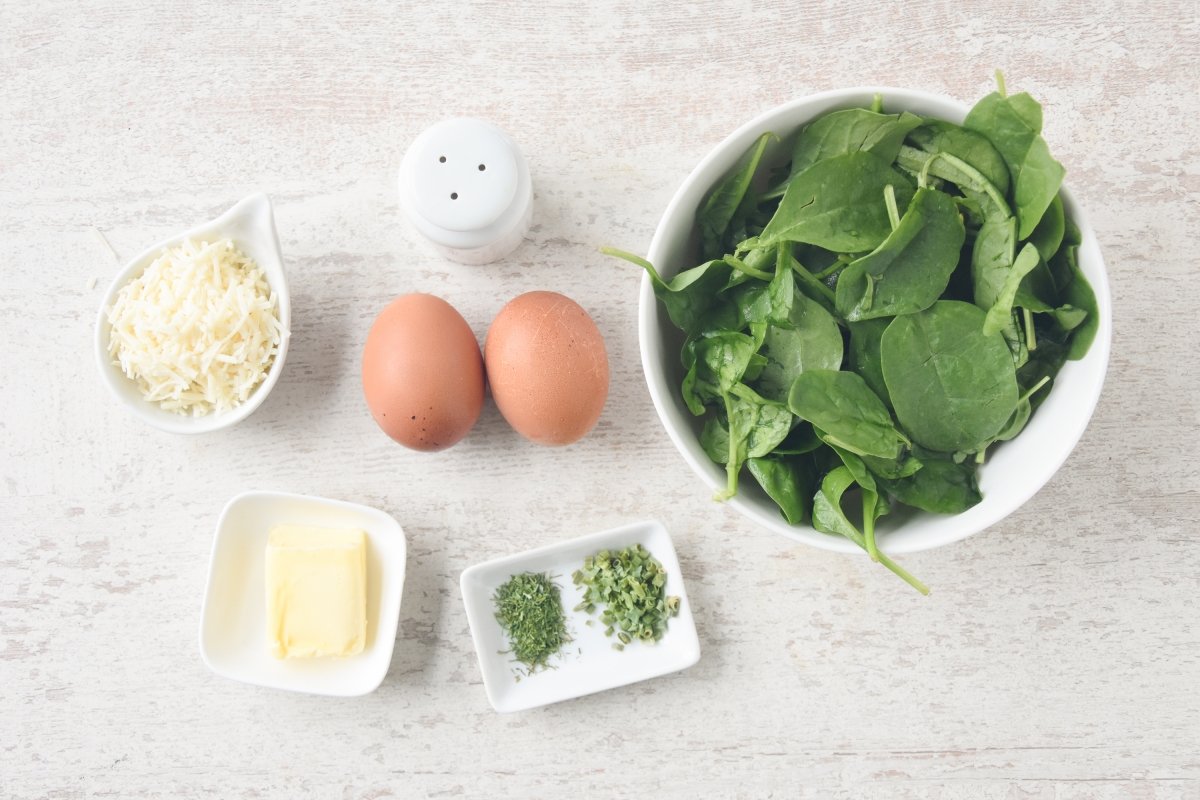 Ingredientes para preparar la tortilla de espinacas y queso