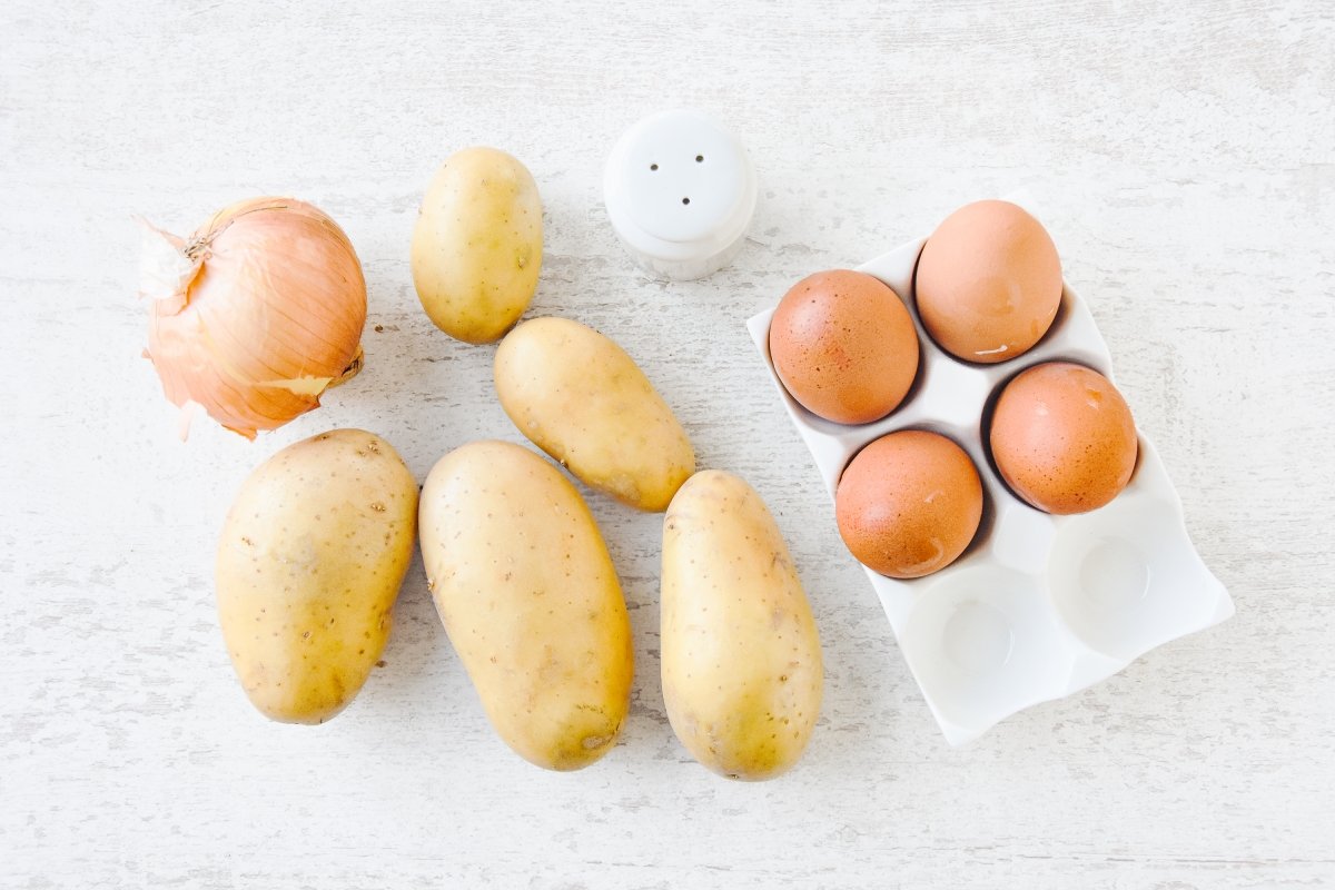 Ingredientes para preparar la tortilla de patatas con cebolla caramelizada