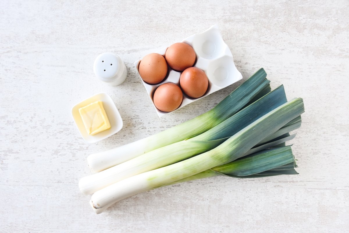 Ingredientes para preparar la tortilla de puerros