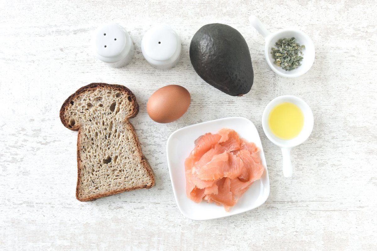 Ingredientes para preparar la tosta de salmón ahumado con aguacate y huevo