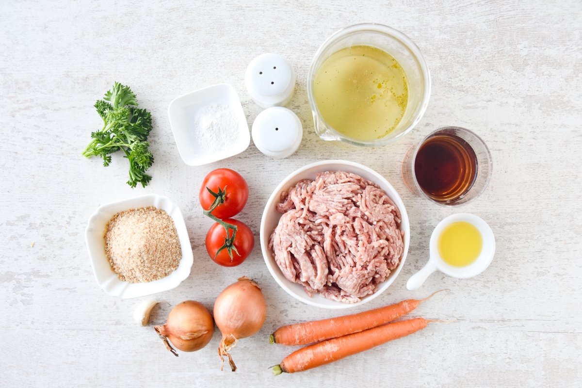 Ingredientes para preparar las albóndigas de cordero en salsa