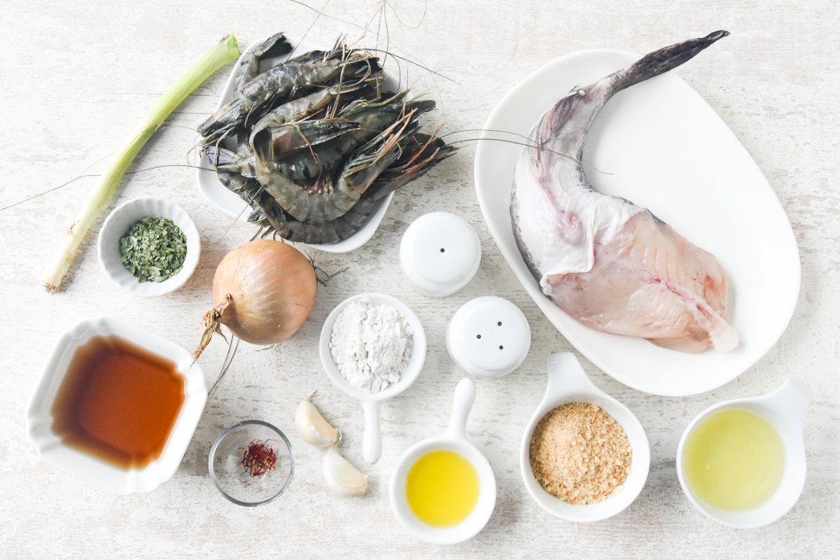 Ingredientes para preparar las albóndigas de marisco