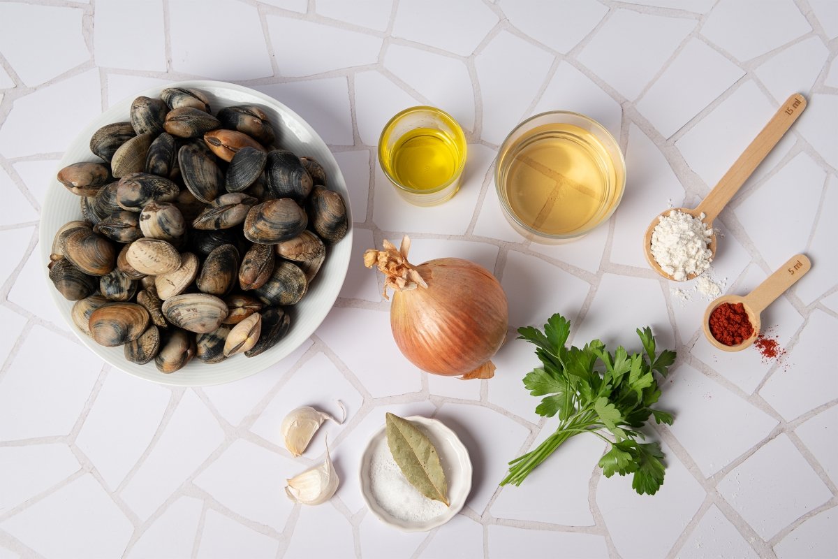 Ingredientes para preparar las almejas a la marinera