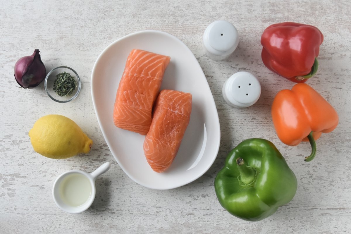 Ingredientes para preparar las brochetas de salmón