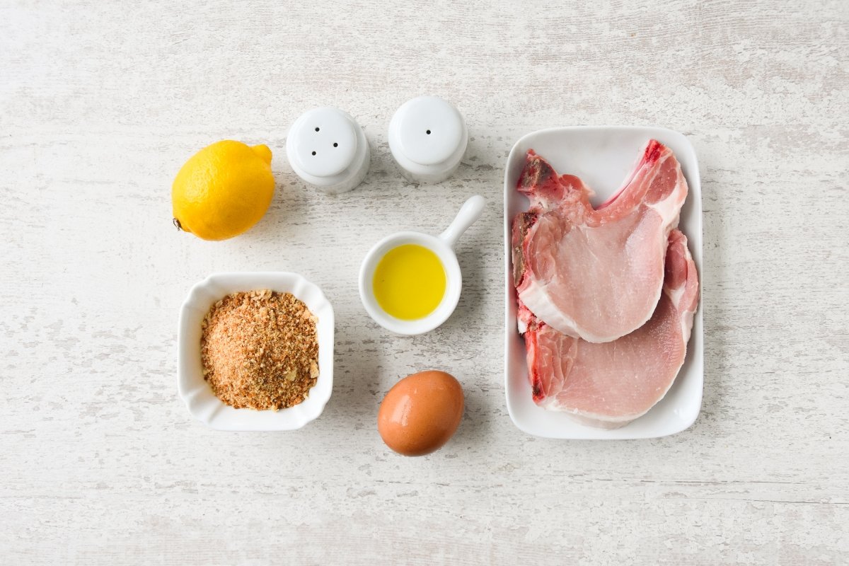 Ingredientes para preparar las chuletas de cerdo a la milanesa