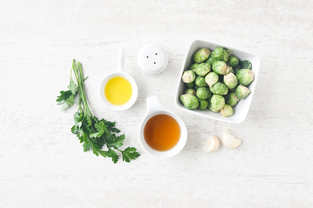 Ingredientes para preparar las coles de Bruselas al ajillo