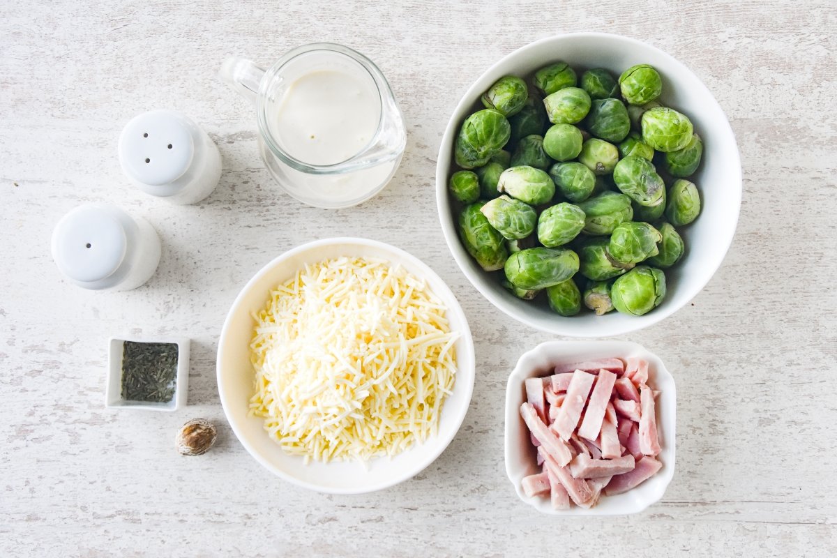 Ingredientes para preparar las coles de Bruselas gratinadas