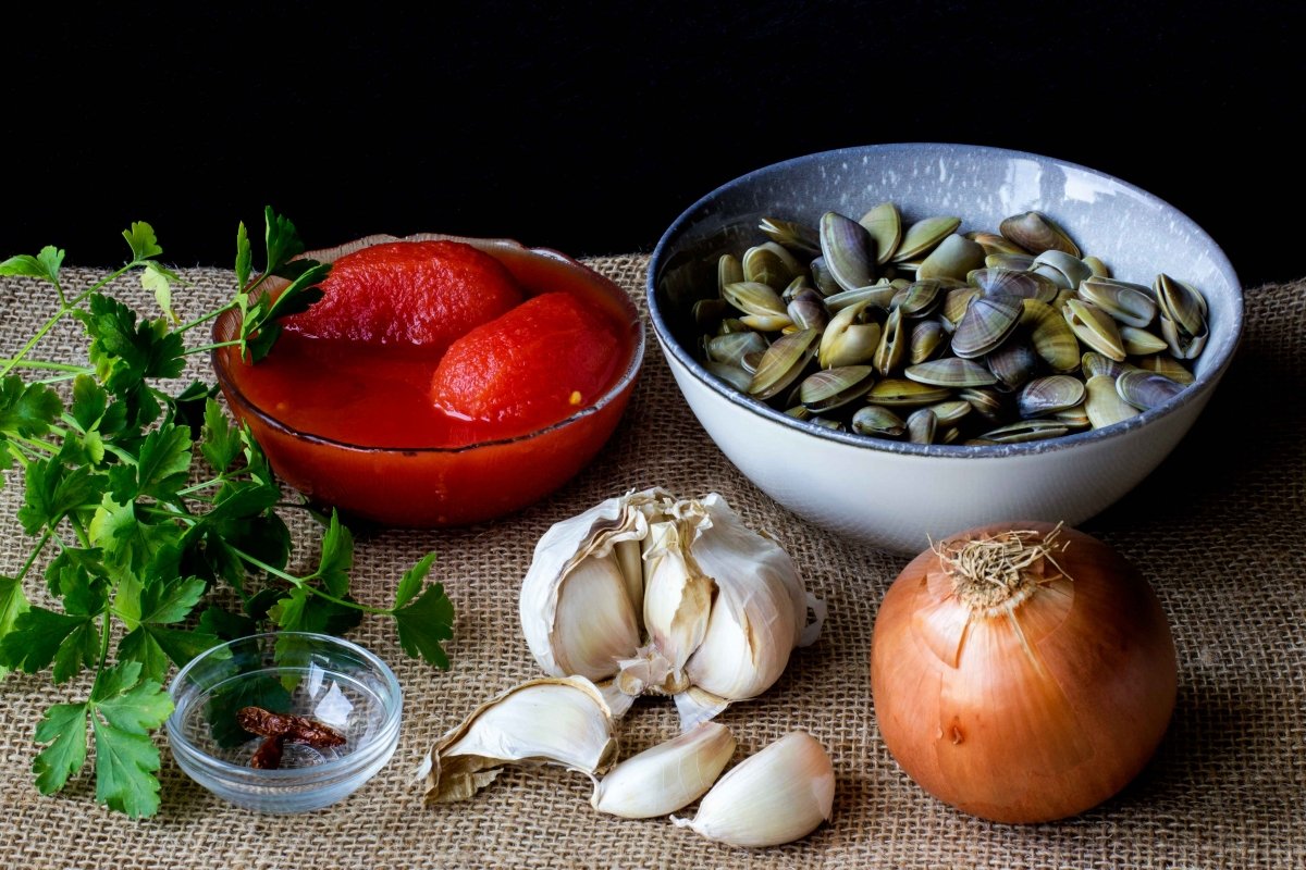 Ingredientes para preparar las coquinas con tomate