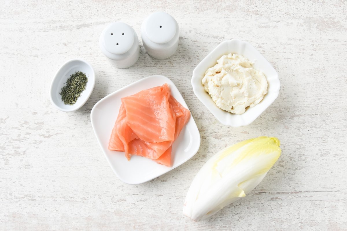 Ingredientes para preparar las endivias rellenas de salmón ahumado y queso crema