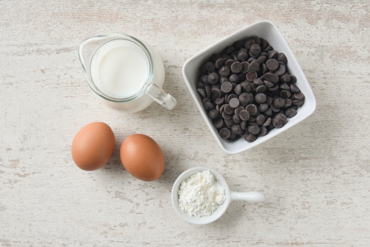 Ingredientes para preparar las natillas de chocolate