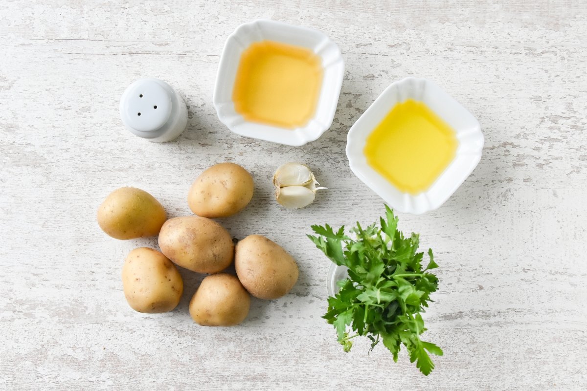 Ingredientes para preparar las patatas al ajillo