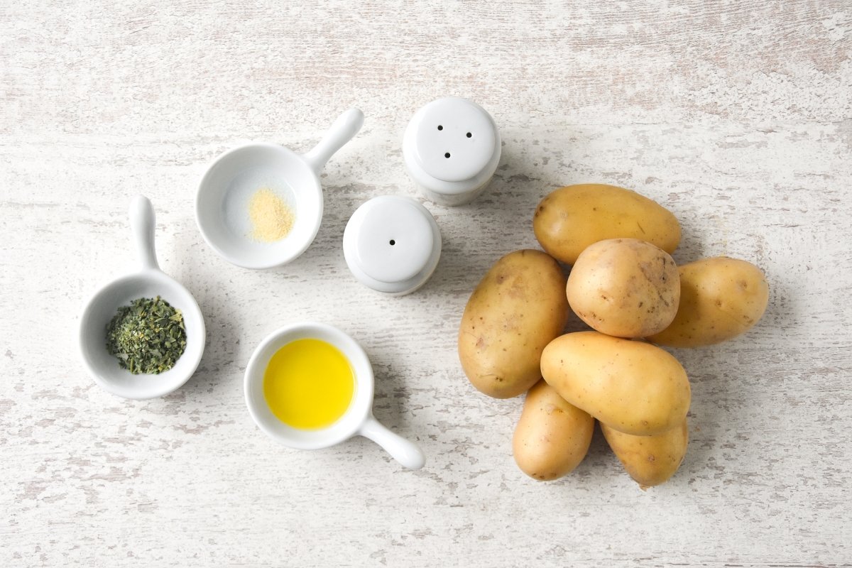 Ingredientes para preparar las patatas aplastadas al horno