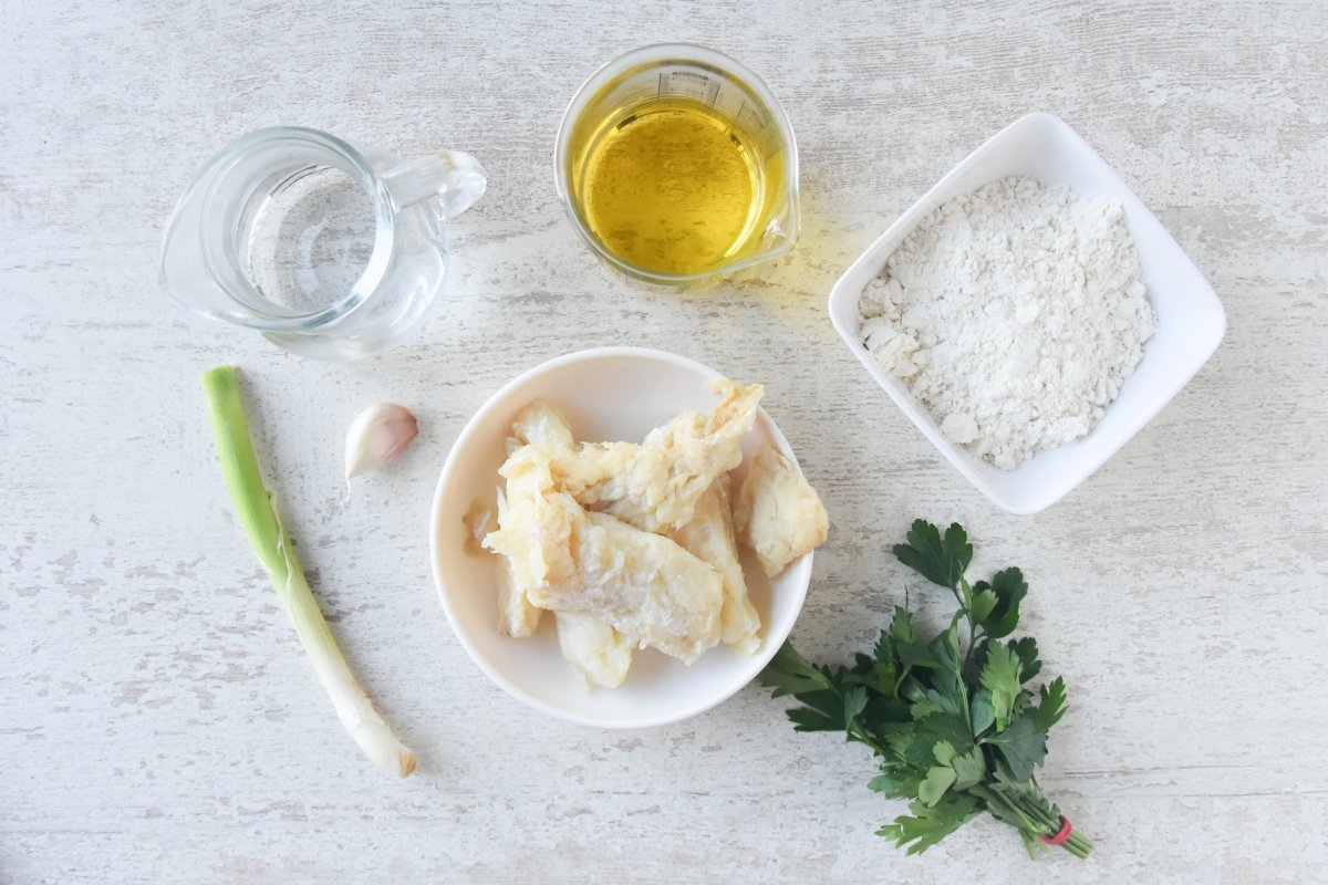 Ingredientes para preparar las tortillitas de bacalao