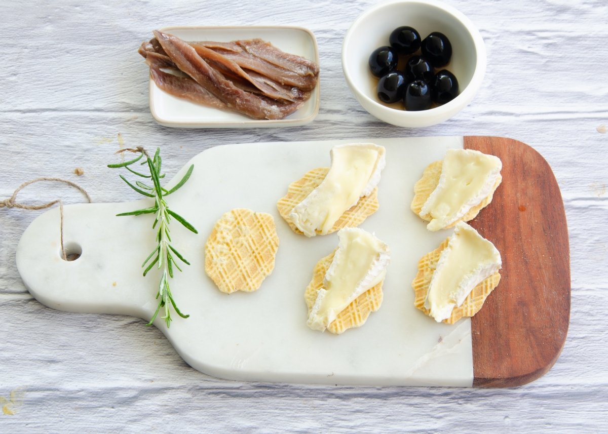 Ingredientes para preparar los canapés de queso y anchoas