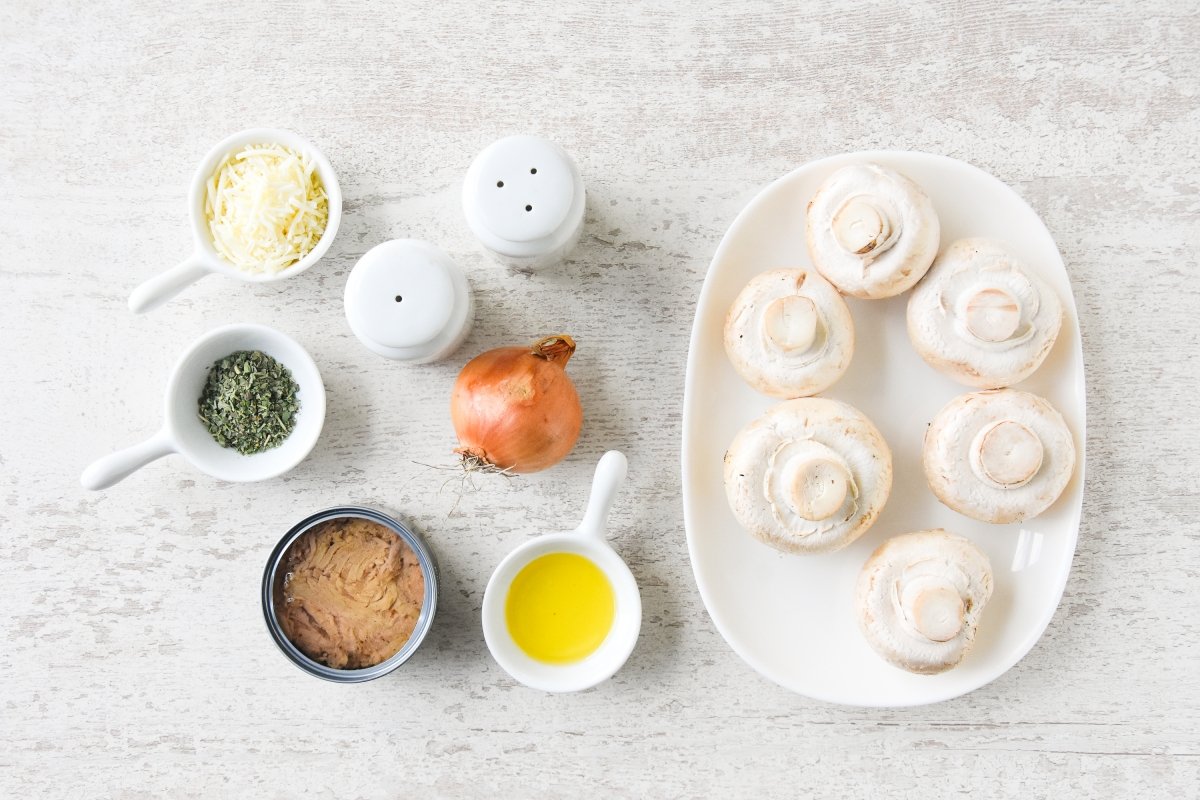 Ingredientes para preparar los champiñones rellenos de atún