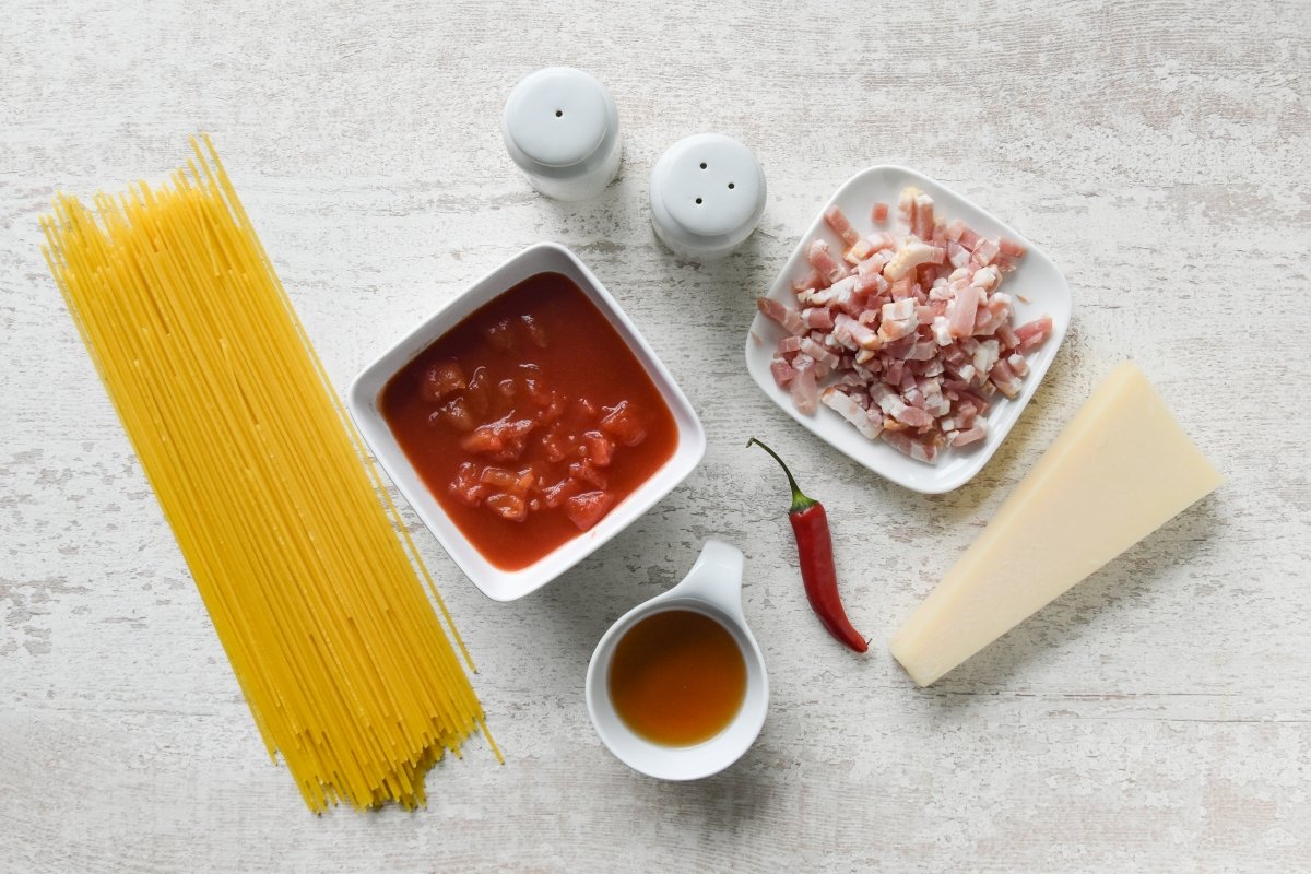 Ingredientes para preparar los espaguetis a la amatriciana