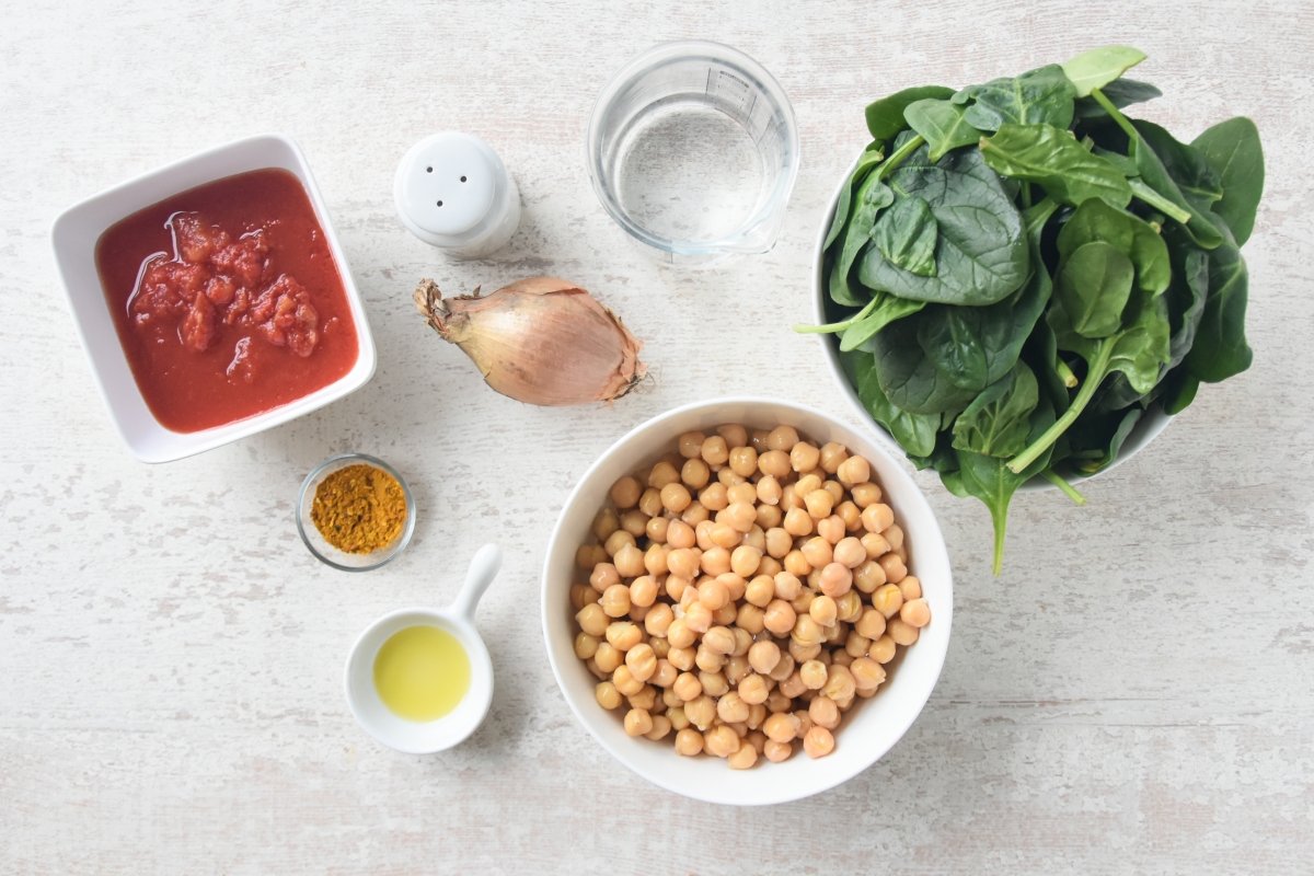 Ingredientes para preparar los garbanzos con espinacas