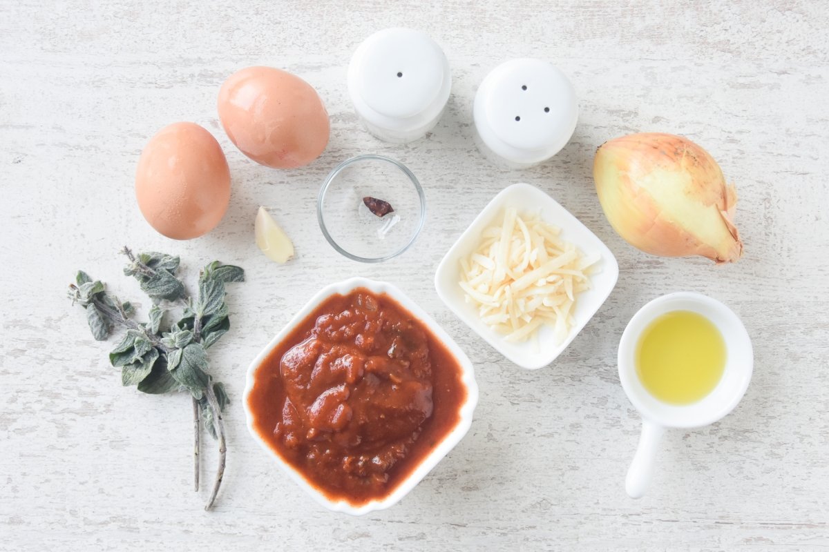 Ingredientes para preparar los huevos al purgatorio