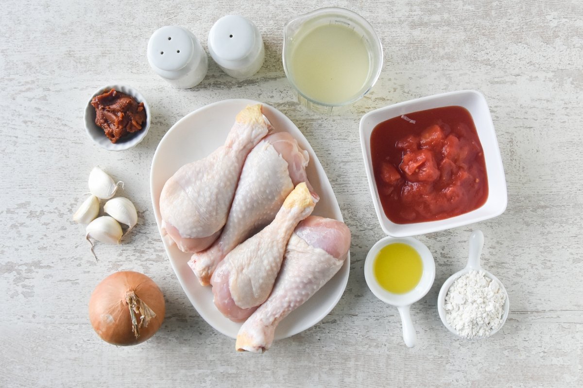 Ingredientes para preparar los muslos de pollo en salsa