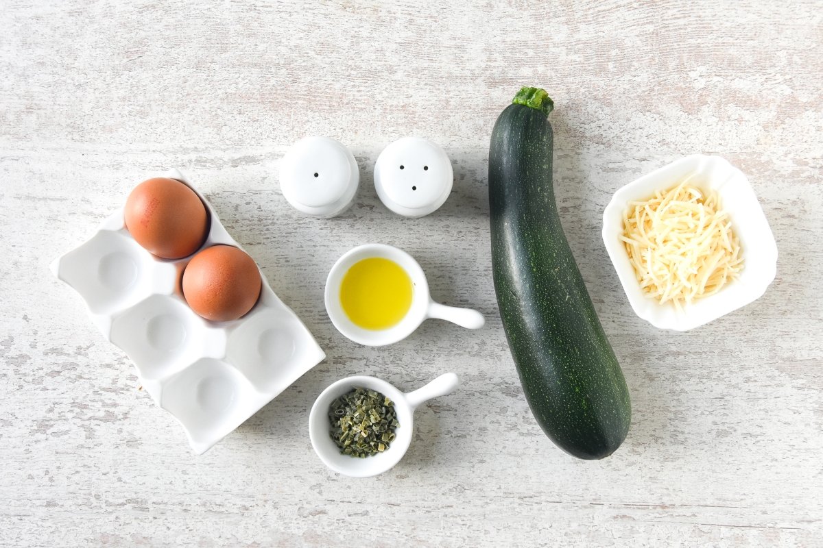 Ingredientes para preparar los nidos de calabacín con huevo y queso