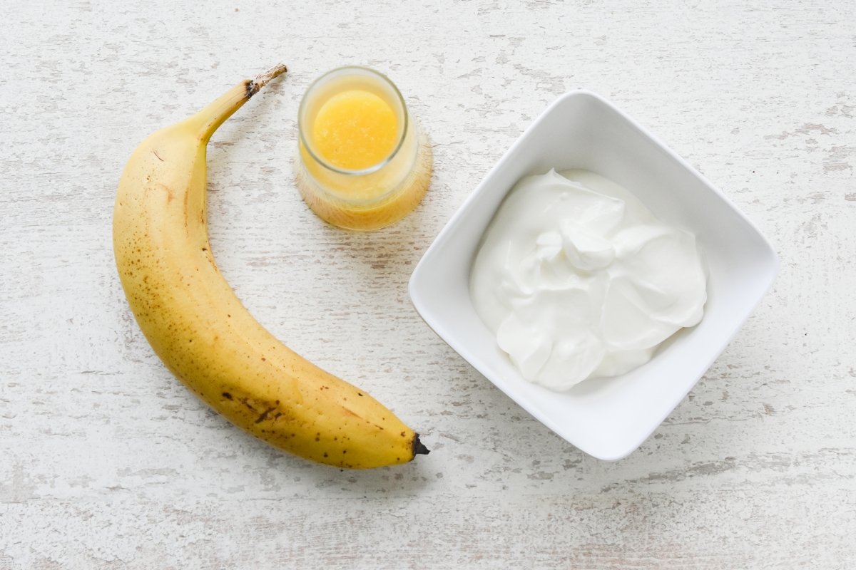 Ingredients to prepare the banana popsicles