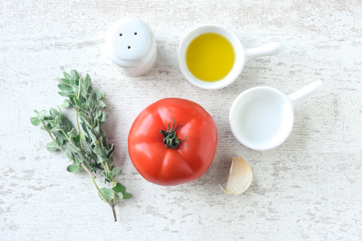 Ingredientes para preparar los tomates aliñados