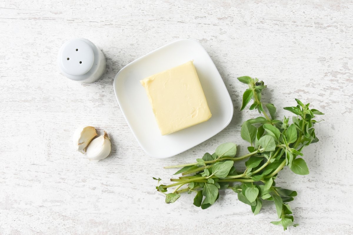 Ingredientes para preparar mantequilla de ajo