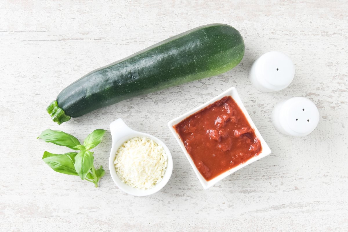 Ingredientes para preparar mini pizzas de calabacín