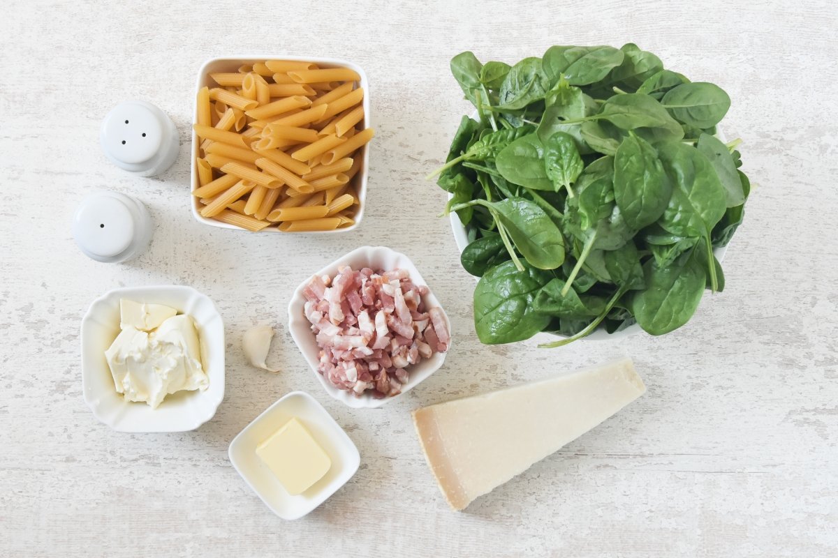 Ingredientes para preparar pasta con espinacas