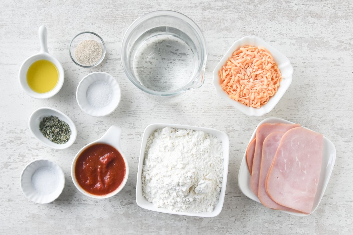 Ingredientes para preparar rollos de pizza