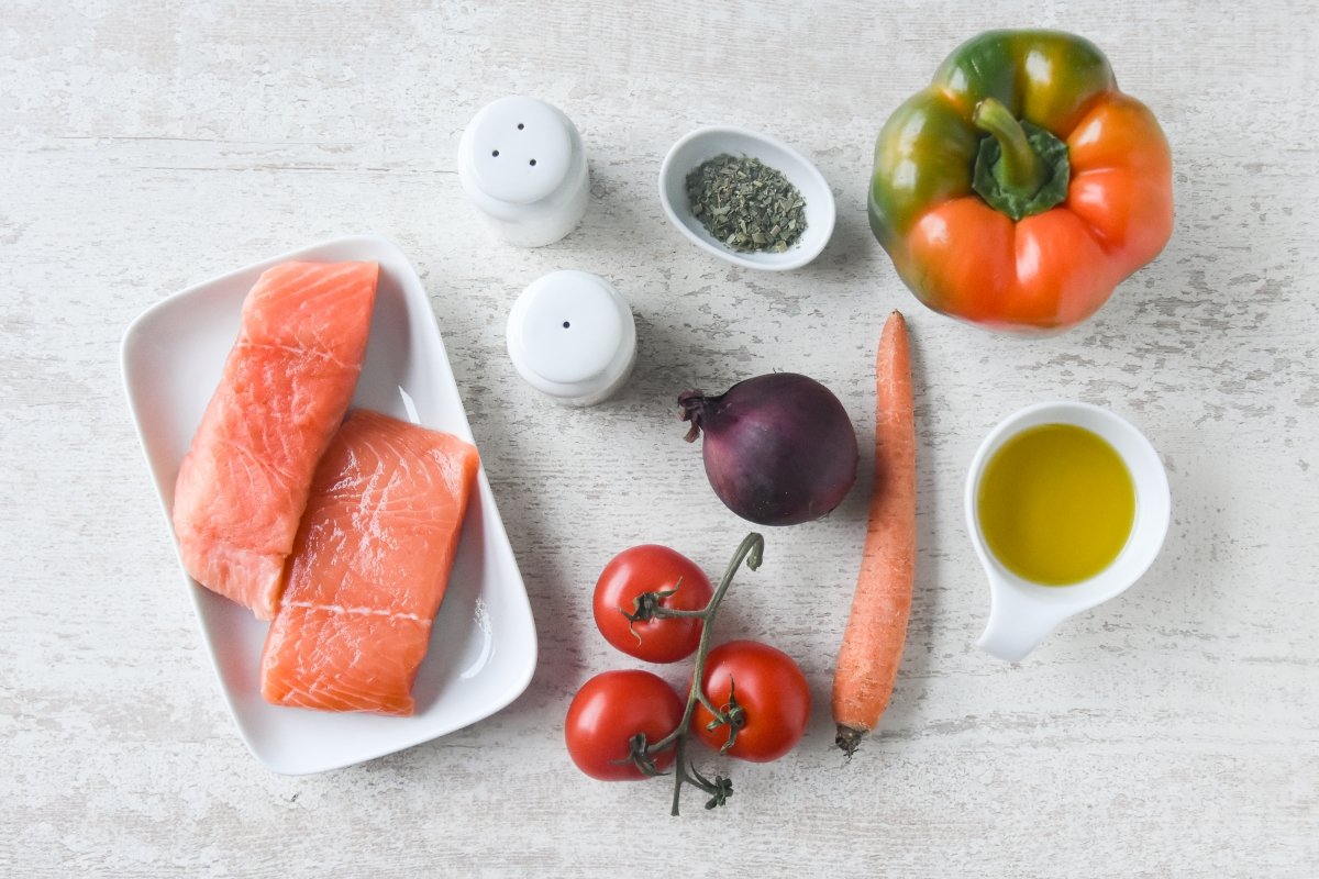 Ingredientes para preparar salmón al horno con verduras