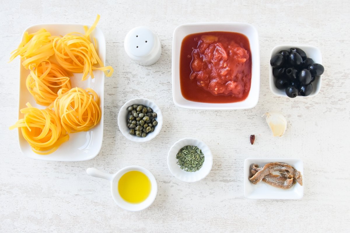 Ingredientes para preparar tallarines a la puttanesca