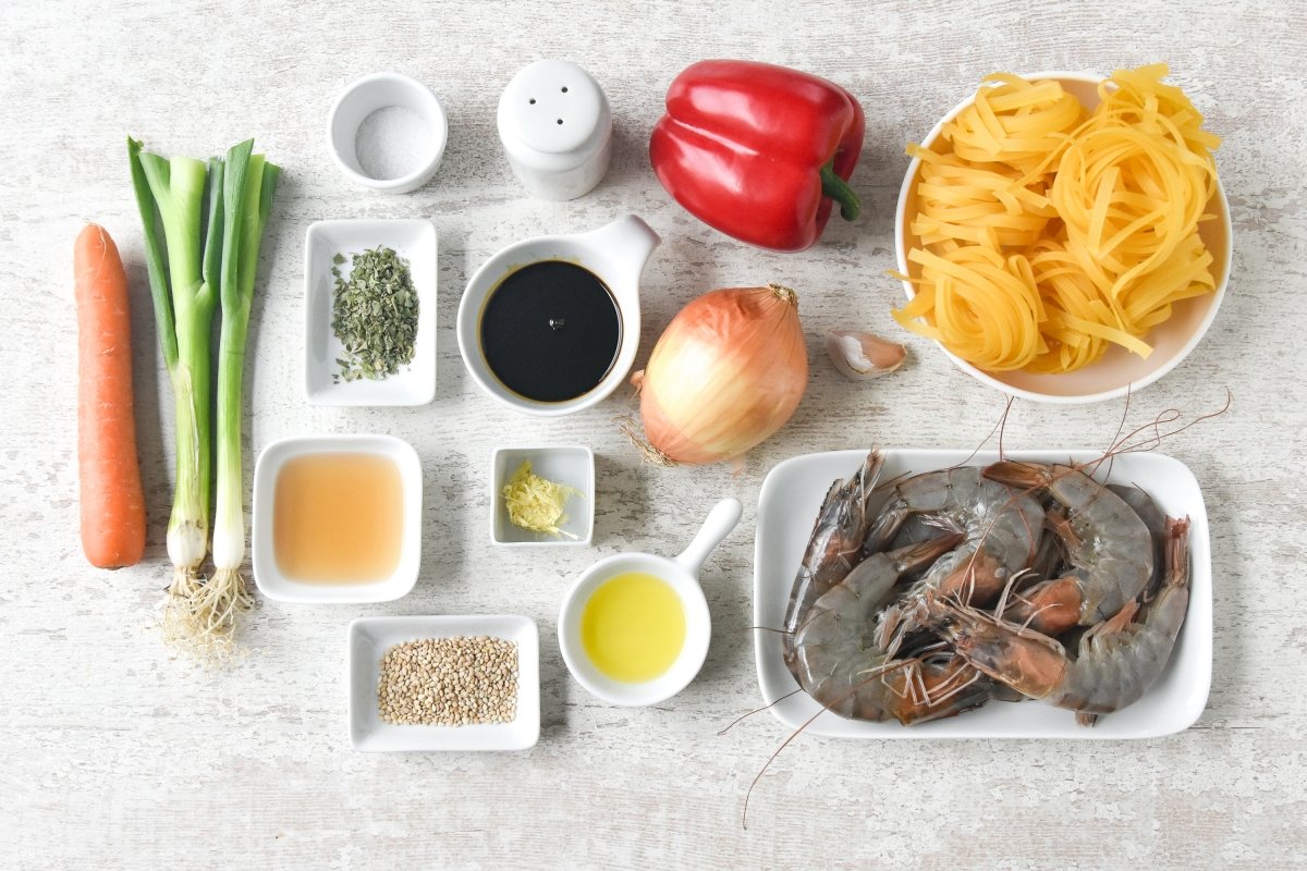 Ingredientes para preparar tallarines con gambas al estilo chino
