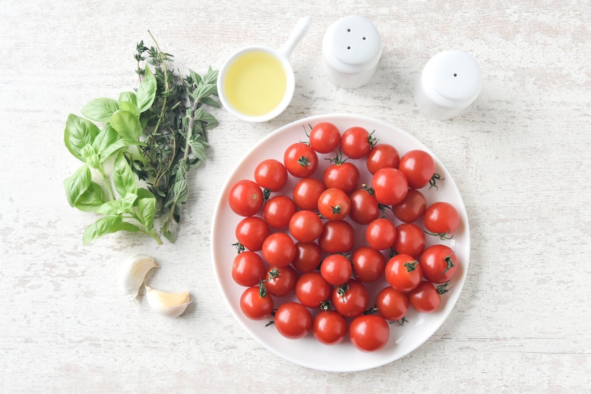 Ingredientes para preparar tomates cherry confitados