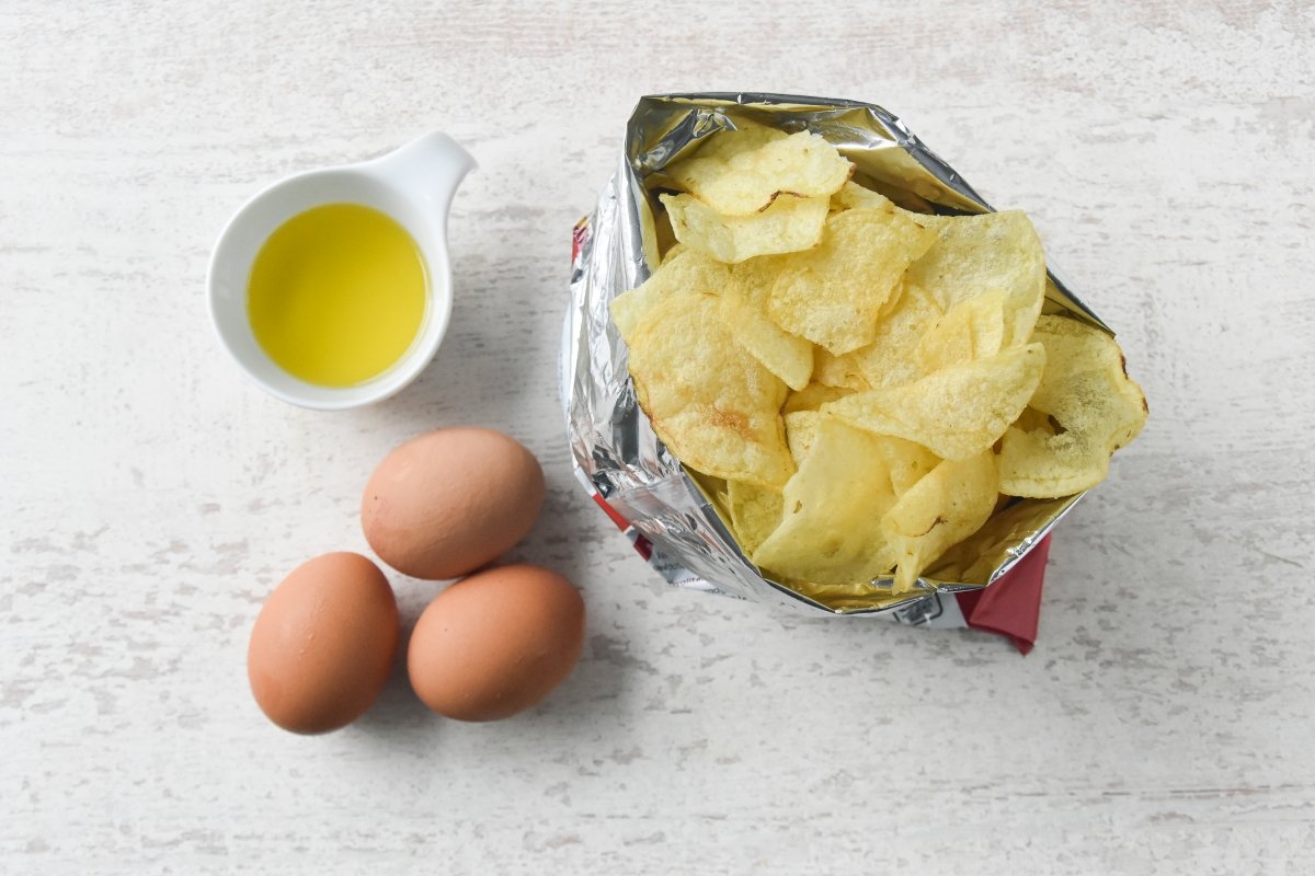 Ingredientes para preparar tortilla con patatas de bolsa