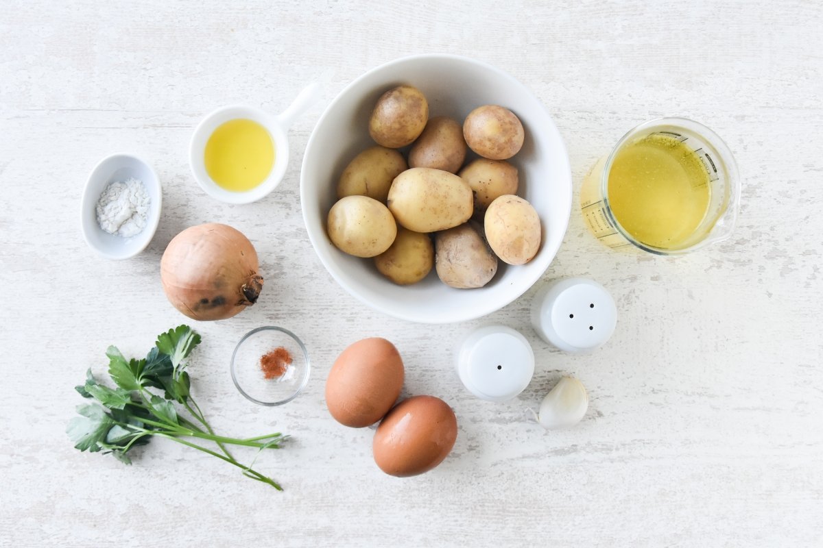 Ingredientes para preparar tortilla guisada en salsa