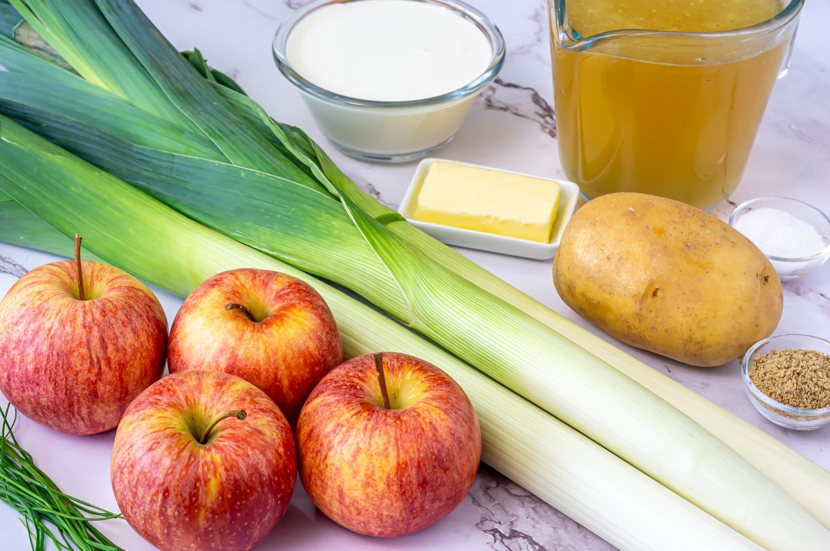 Ingredientes para preparar vichyssoise de manzana, pera y apio