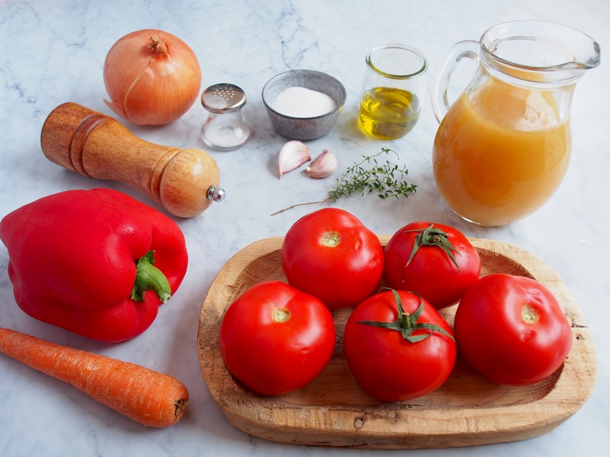Ingredientes para una sopa de tomate