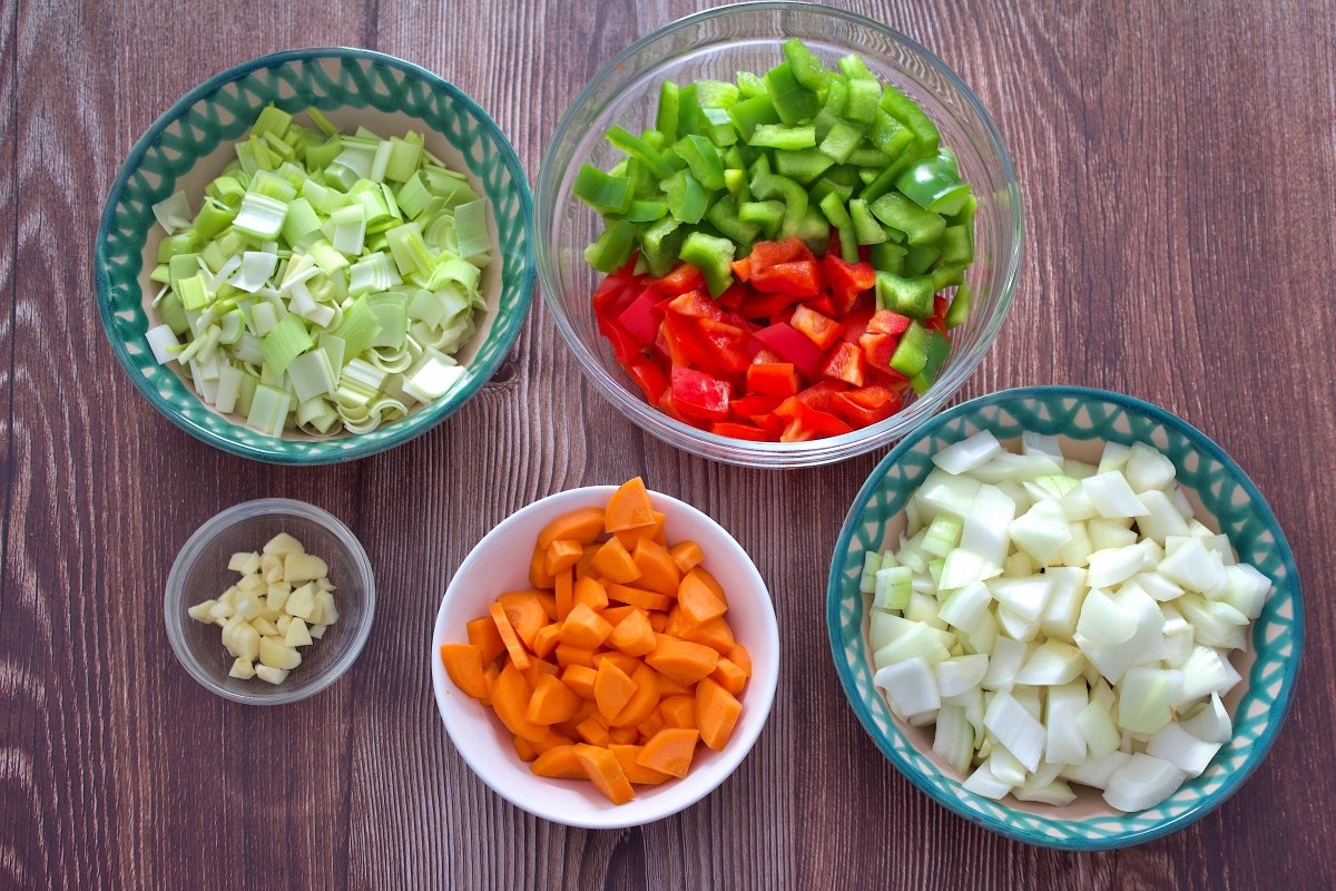 Ingredientes picados de la crema de lentejas al curry