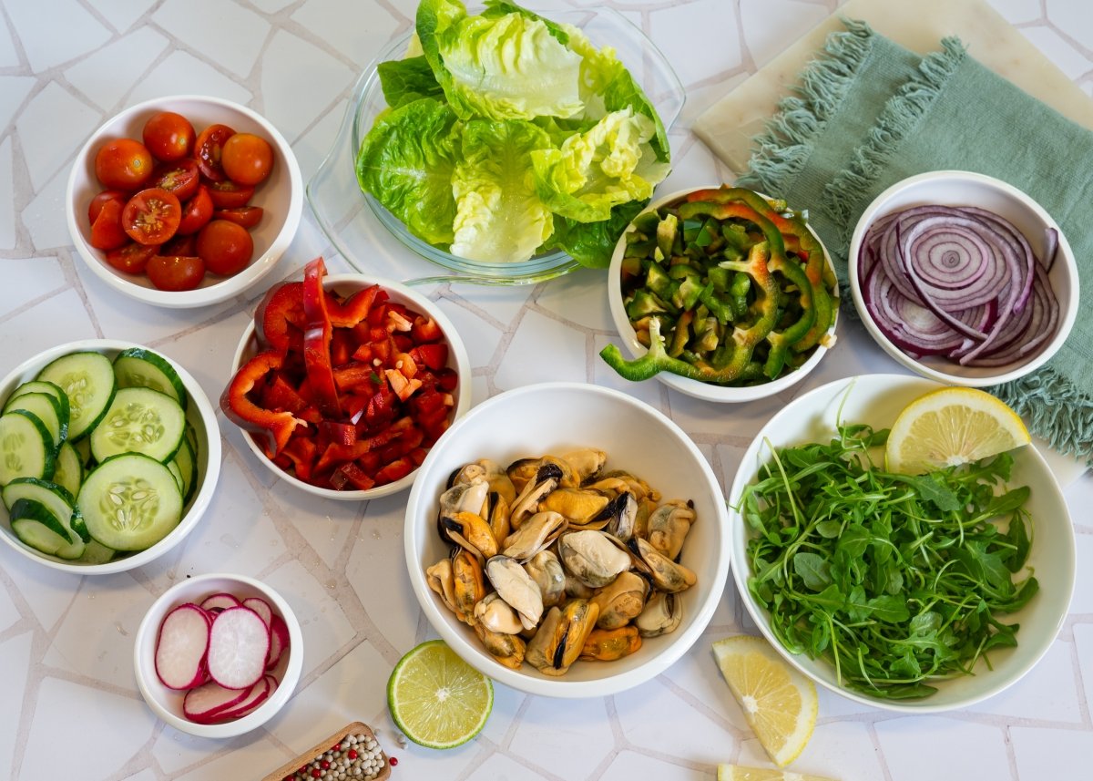 Ingredientes preparados para hacer ensalada de mejillones