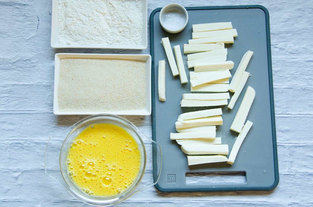 Ingredientes preparados para hacer fingers de queso