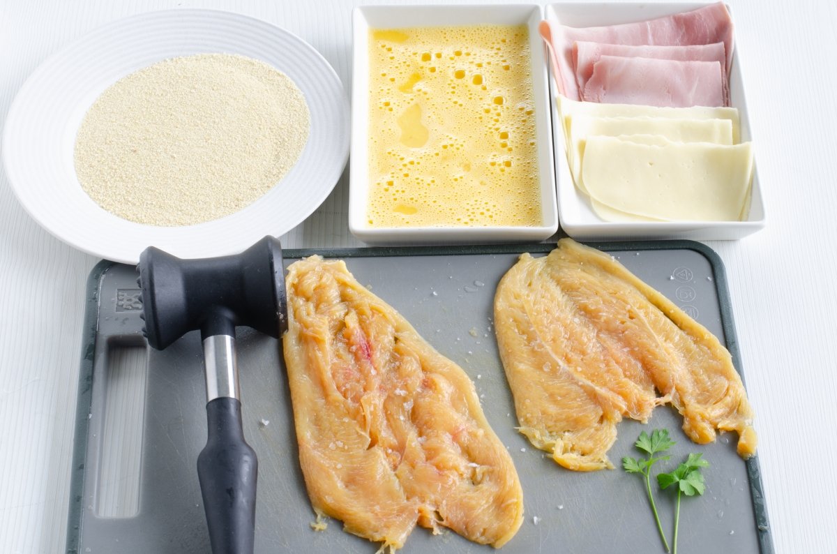 Ingredientes preparados para hacer pechugas de pollo rellenas de jamón y queso
