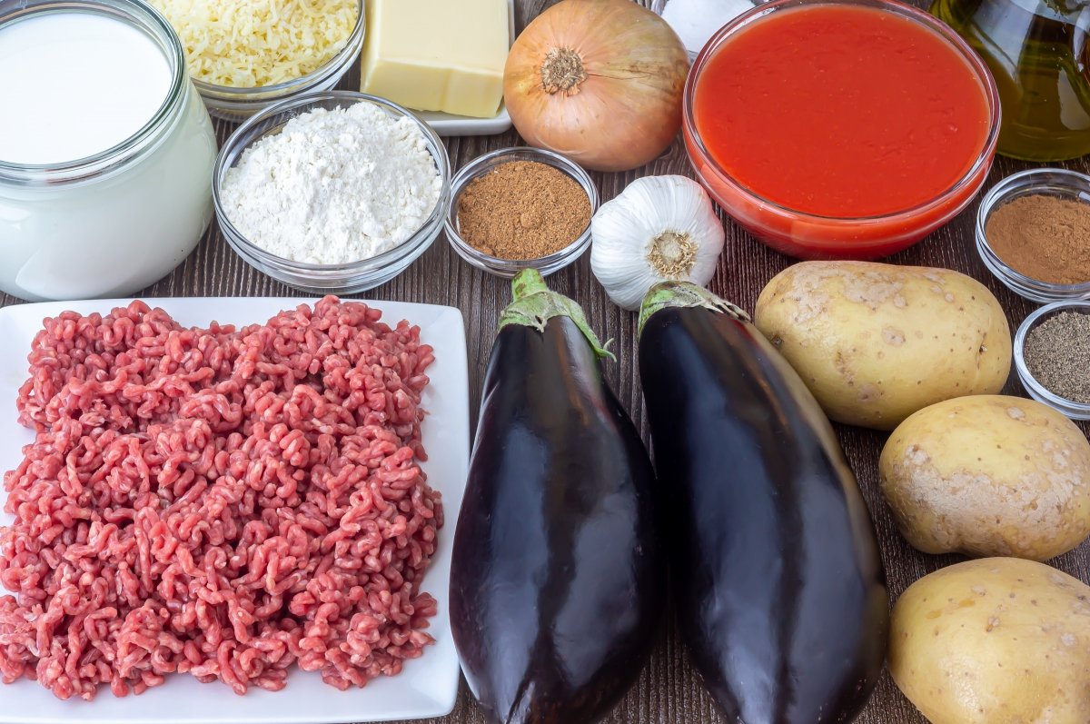 Los ingredientes de la salsa de carne para la moussaka