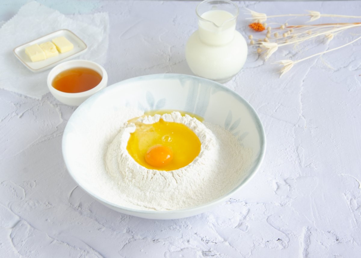 Ingredientes secos con huevo para hacer panqueque