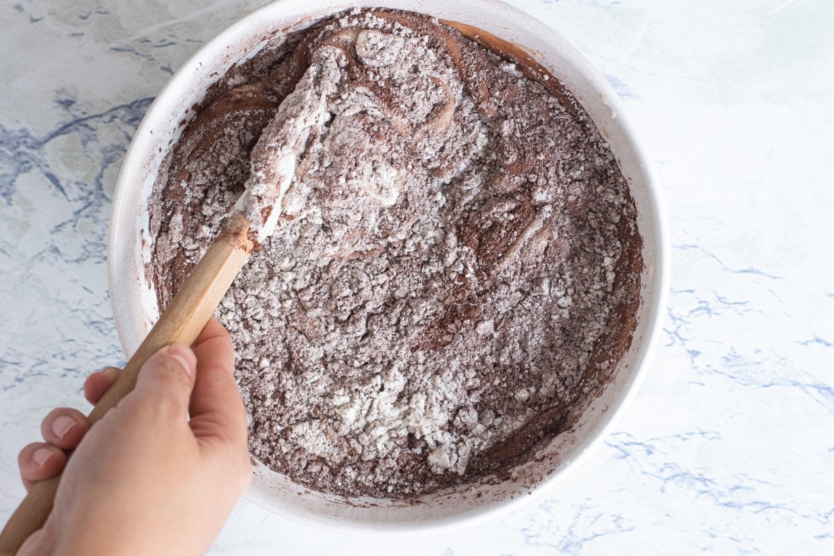 We integrate with enveloping movements the flour of the chocolate cake