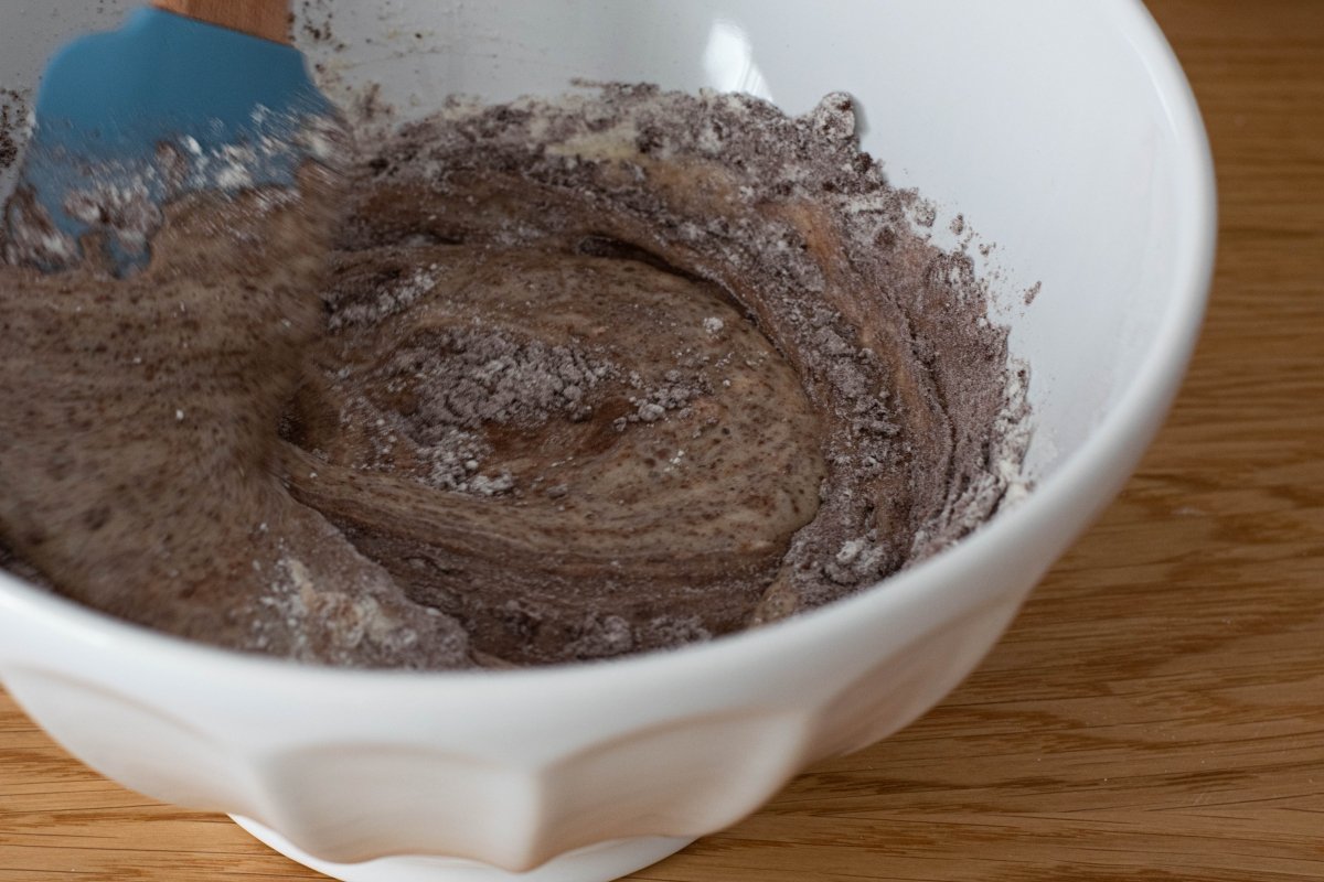 We integrate with enveloping movements the flour of the chocoflan